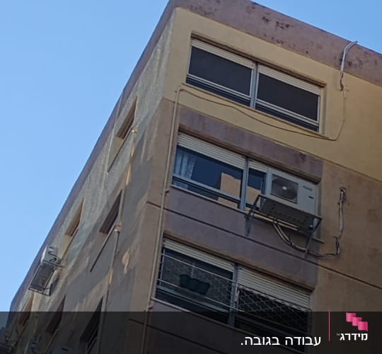 יחידת מיזוג אוויר מותקנת על קיר חיצוני של בניין